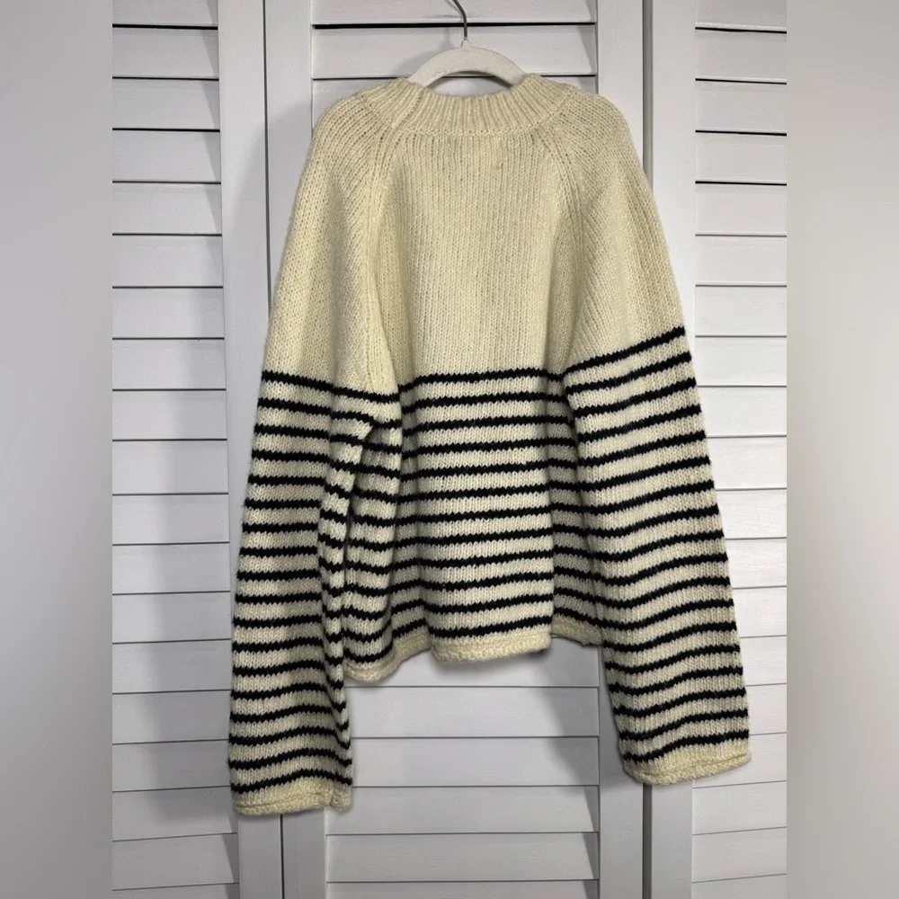 NWT Zara Girls Cream and Black Striped ‘New York’ Sweater Size 11/12 years